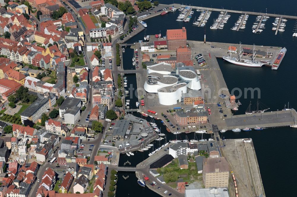 Stralsund from the bird's eye view: Harbor island by Ozeaneum Oceanographic Museum in Stralsund in Mecklenburg - Western Pomerania