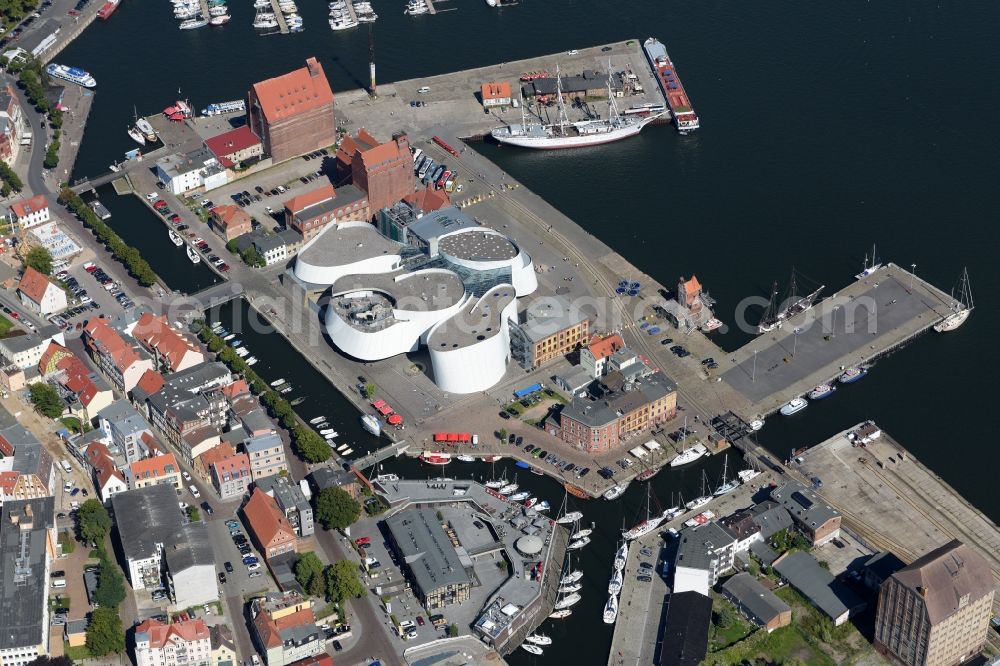 Aerial image Stralsund - Harbor island by Ozeaneum Oceanographic Museum in Stralsund in Mecklenburg - Western Pomerania