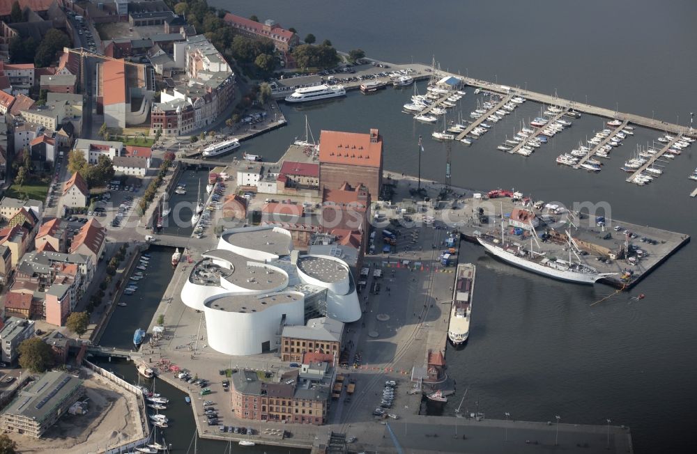 Aerial photograph Stralsund - Harbor island by Ozeaneum Oceanographic Museum in Stralsund in Mecklenburg - Western Pomerania