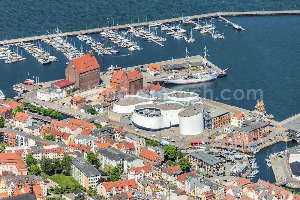 Stralsund from the bird's eye view: Harbor island by Ozeaneum Oceanographic Museum in Stralsund in Mecklenburg - Western Pomerania