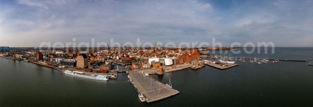 Aerial photograph Hansestadt Stralsund - Harbor island by Ozeaneum Oceanographic Museum in Stralsund in Mecklenburg - Western Pomerania