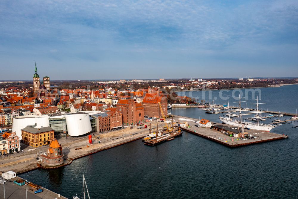 Hansestadt Stralsund from the bird's eye view: Harbor island by Ozeaneum Oceanographic Museum in Stralsund in Mecklenburg - Western Pomerania