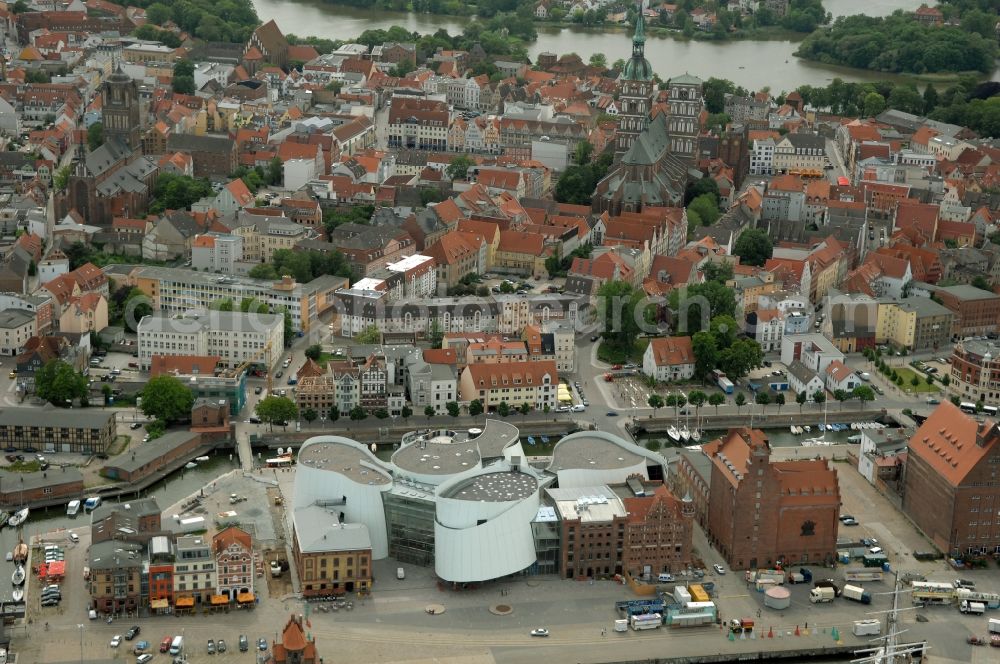 Aerial photograph Stralsund - Harbor island by Ozeaneum Oceanographic Museum in Stralsund in Mecklenburg - Western Pomerania