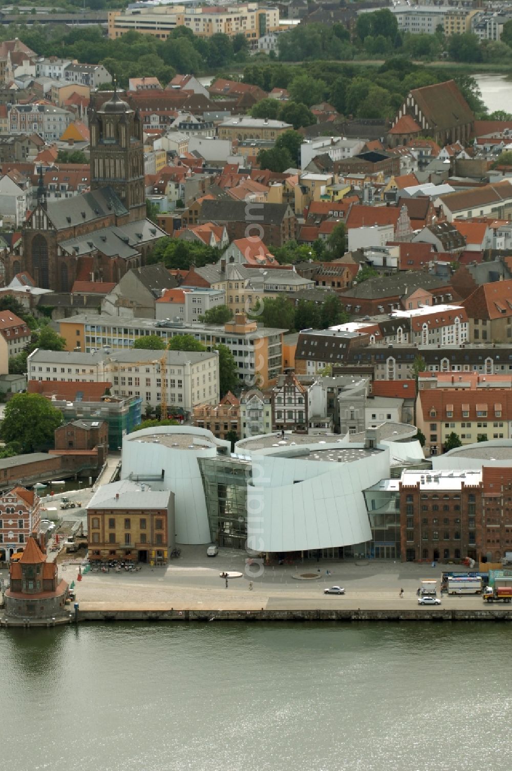 Stralsund from the bird's eye view: Harbor island by Ozeaneum Oceanographic Museum in Stralsund in Mecklenburg - Western Pomerania