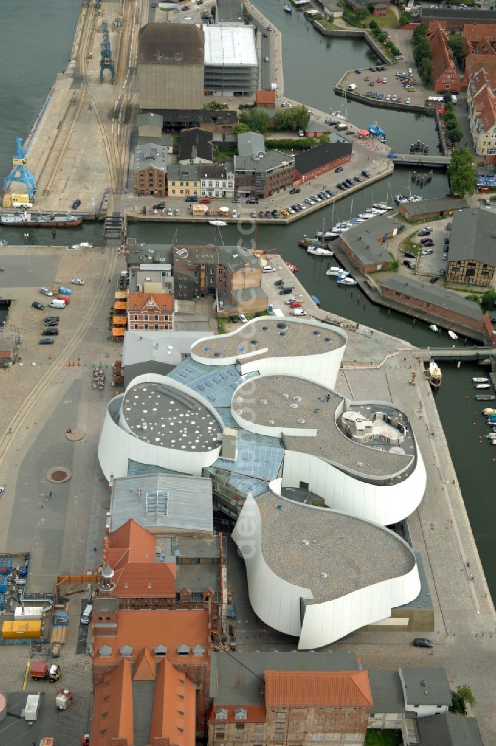 Stralsund from the bird's eye view: Harbor island by Ozeaneum Oceanographic Museum in Stralsund in Mecklenburg - Western Pomerania