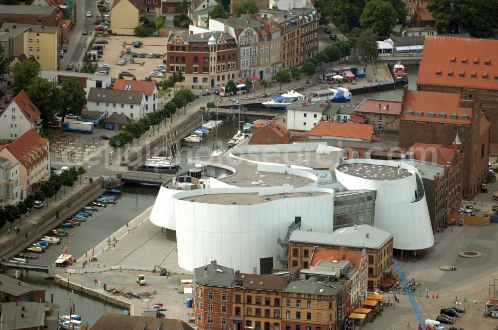 Stralsund from the bird's eye view: Harbor island by Ozeaneum Oceanographic Museum in Stralsund in Mecklenburg - Western Pomerania