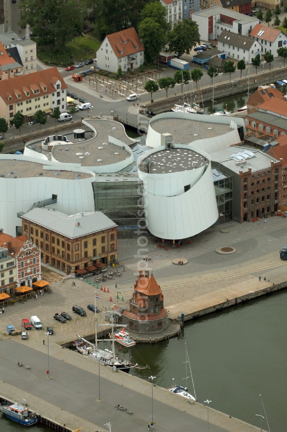 Stralsund from the bird's eye view: Harbor island by Ozeaneum Oceanographic Museum in Stralsund in Mecklenburg - Western Pomerania