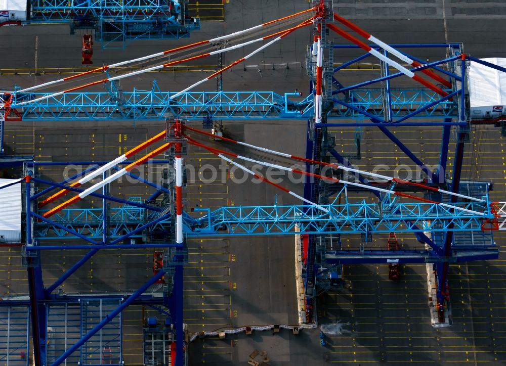 Aerial photograph Bremerhaven - Port cranes in the Ueberseehafen in the district Stadtbremisches Ueberseehafengebiet Bremerhaven in Bremerhaven in the state Bremen, Germany