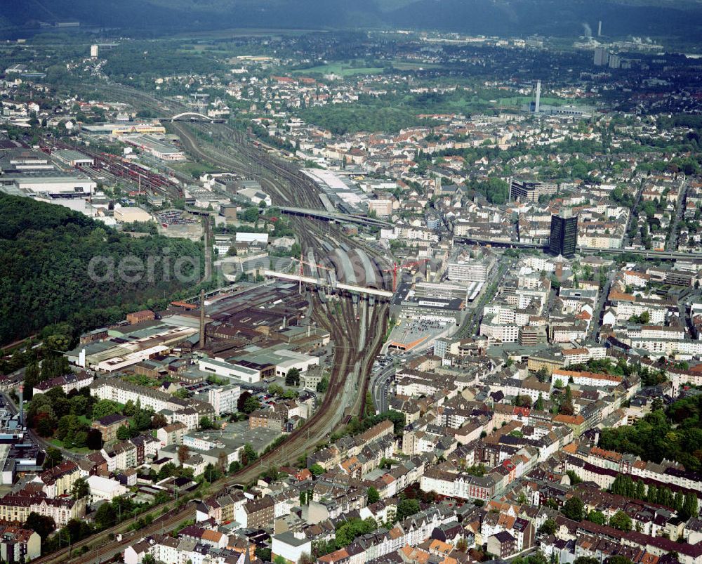 Aerial image HAGEN - Hagen ist eine kreisfreie Großstadt im südöstlichen Teil des Ruhrgebiets. Im Volksmund wird Hagen als „das Tor zum Sauerland“ bezeichnet, da dieses mit seinem Nordwestrand an Hagen grenzt. Hagen nimmt mit dieser Lage eine wichtige Scharnierfunktion zwischen dem Ruhrgebiet und Südwestfalen ein. Hagen gilt als Oberzentrum der Region südliche Ruhr, besitzt seit 1746 Stadtrechte. In dem Stadtgebiet fliessen mit Ruhr, Lenne, Volme (im Bild sichtbar) und Ennepe vier Flüsse. Das Bild zeigt das Areal am Friedrich-Ebert-Platz mit Rathausturm und Volme-Galerie. Der grüne Turm (Hochhaus der Sparkasse) wurde wenige Tage nach der Aufnahme gesprengt.