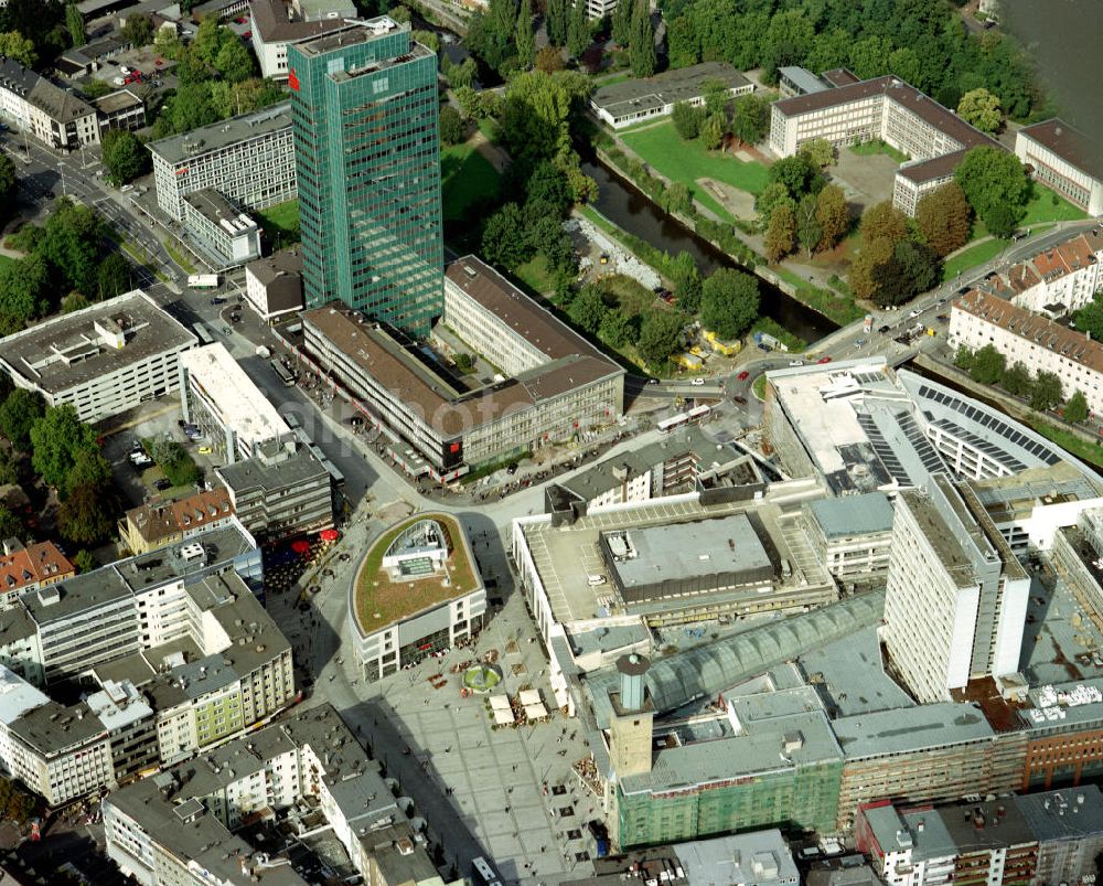 Aerial photograph HAGEN - Hagen ist eine kreisfreie Großstadt im südöstlichen Teil des Ruhrgebiets. Im Volksmund wird Hagen als „das Tor zum Sauerland“ bezeichnet, da dieses mit seinem Nordwestrand an Hagen grenzt. Hagen nimmt mit dieser Lage eine wichtige Scharnierfunktion zwischen dem Ruhrgebiet und Südwestfalen ein. Hagen gilt als Oberzentrum der Region südliche Ruhr, besitzt seit 1746 Stadtrechte. In dem Stadtgebiet fliessen mit Ruhr, Lenne, Volme (im Bild sichtbar) und Ennepe vier Flüsse. Das Bild zeigt das Areal am Friedrich-Ebert-Platz mit Rathausturm und Volme-Galerie. Der grüne Turm (Hochhaus der Sparkasse) wurde wenige Tage nach der Aufnahme gesprengt.