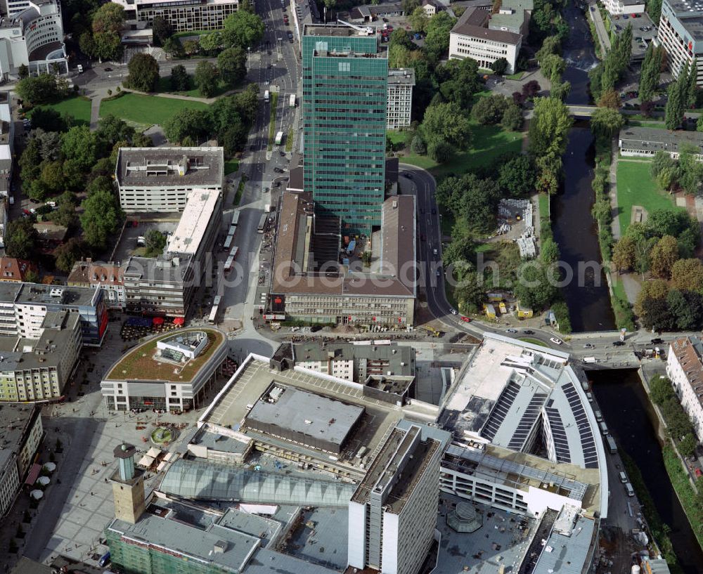 HAGEN from above - Hagen ist eine kreisfreie Großstadt im südöstlichen Teil des Ruhrgebiets. Im Volksmund wird Hagen als „das Tor zum Sauerland“ bezeichnet, da dieses mit seinem Nordwestrand an Hagen grenzt. Hagen nimmt mit dieser Lage eine wichtige Scharnierfunktion zwischen dem Ruhrgebiet und Südwestfalen ein. Hagen gilt als Oberzentrum der Region südliche Ruhr, besitzt seit 1746 Stadtrechte. In dem Stadtgebiet fliessen mit Ruhr, Lenne, Volme (im Bild sichtbar) und Ennepe vier Flüsse. Das Bild zeigt das Areal am Friedrich-Ebert-Platz mit Rathausturm und Volme-Galerie. Der grüne Turm (Hochhaus der Sparkasse) wurde wenige Tage nach der Aufnahme gesprengt.