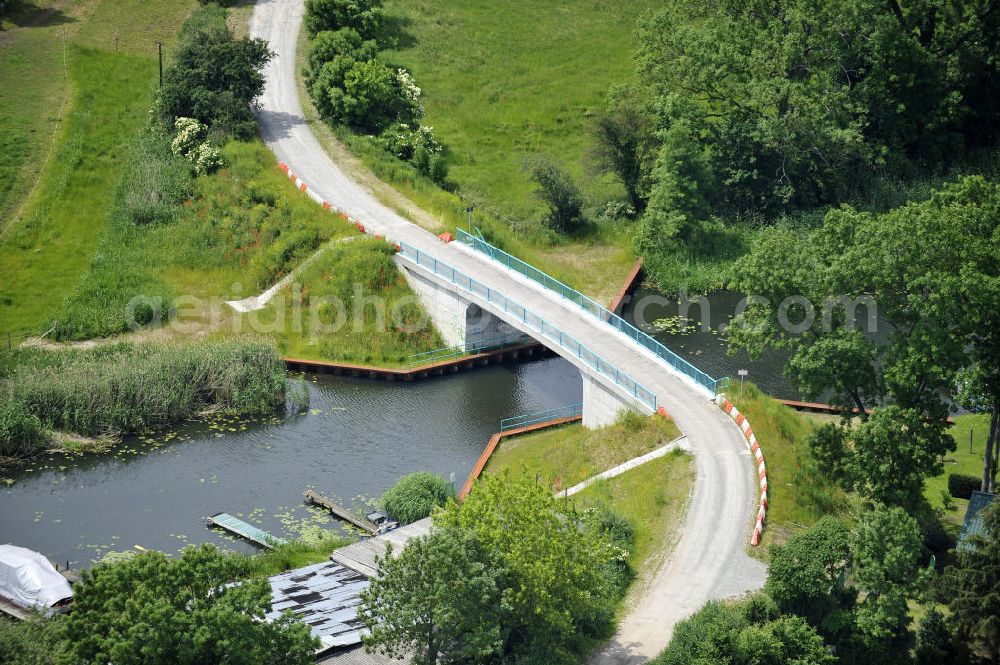 Aerial photograph Genthin - Blick auf die Hagenbrücke B25. Die Brücke überführt den Altenplathower Altkanal bei km 1,670 und ist die einzige Verbindung zur Kanalinsel. Ein Projekt des WSV: Wasserstraßen-Neubauamt Magdeburg, 39106 Magdeburg, Tel. +49(0)391 535-0, email: wna-magdeburg@wsv.bund.de The bridge Hagenbrücke over the Altenplathower Old Canal.