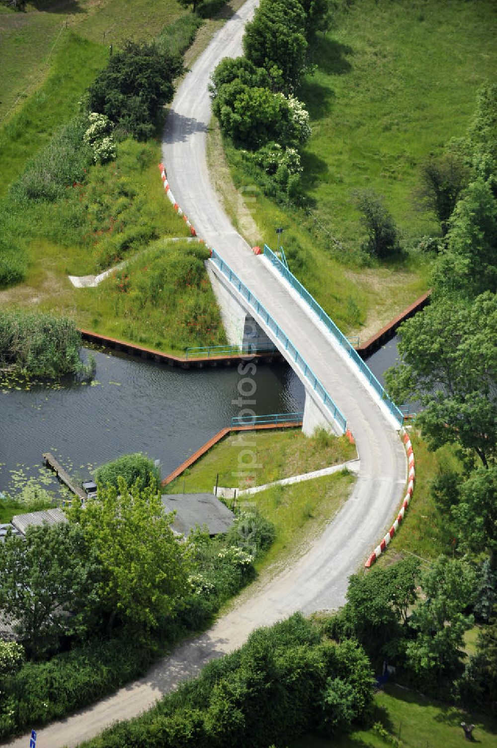 Genthin from above - Blick auf die Hagenbrücke B25. Die Brücke überführt den Altenplathower Altkanal bei km 1,670 und ist die einzige Verbindung zur Kanalinsel. Ein Projekt des WSV: Wasserstraßen-Neubauamt Magdeburg, 39106 Magdeburg, Tel. +49(0)391 535-0, email: wna-magdeburg@wsv.bund.de The bridge Hagenbrücke over the Altenplathower Old Canal.