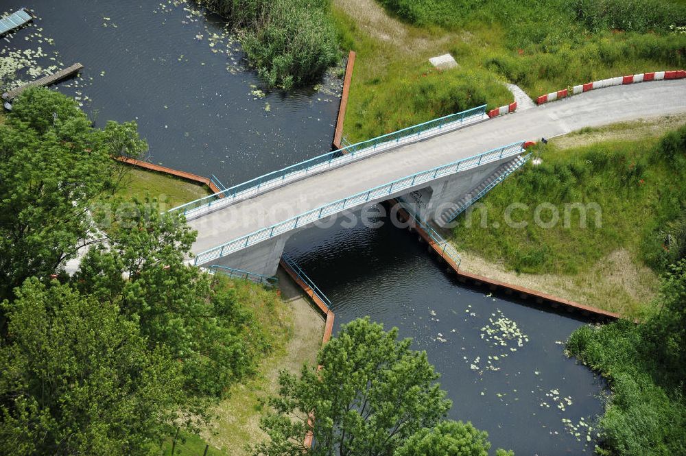 Genthin from the bird's eye view: Blick auf die Hagenbrücke B25. Die Brücke überführt den Altenplathower Altkanal bei km 1,670 und ist die einzige Verbindung zur Kanalinsel. Ein Projekt des WSV: Wasserstraßen-Neubauamt Magdeburg, 39106 Magdeburg, Tel. +49(0)391 535-0, email: wna-magdeburg@wsv.bund.de The bridge Hagenbrücke over the Altenplathower Old Canal.