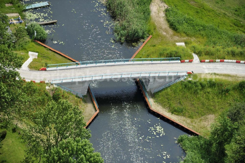 Aerial image Genthin - Blick auf die Hagenbrücke B25. Die Brücke überführt den Altenplathower Altkanal bei km 1,670 und ist die einzige Verbindung zur Kanalinsel. Ein Projekt des WSV: Wasserstraßen-Neubauamt Magdeburg, 39106 Magdeburg, Tel. +49(0)391 535-0, email: wna-magdeburg@wsv.bund.de The bridge Hagenbrücke over the Altenplathower Old Canal.