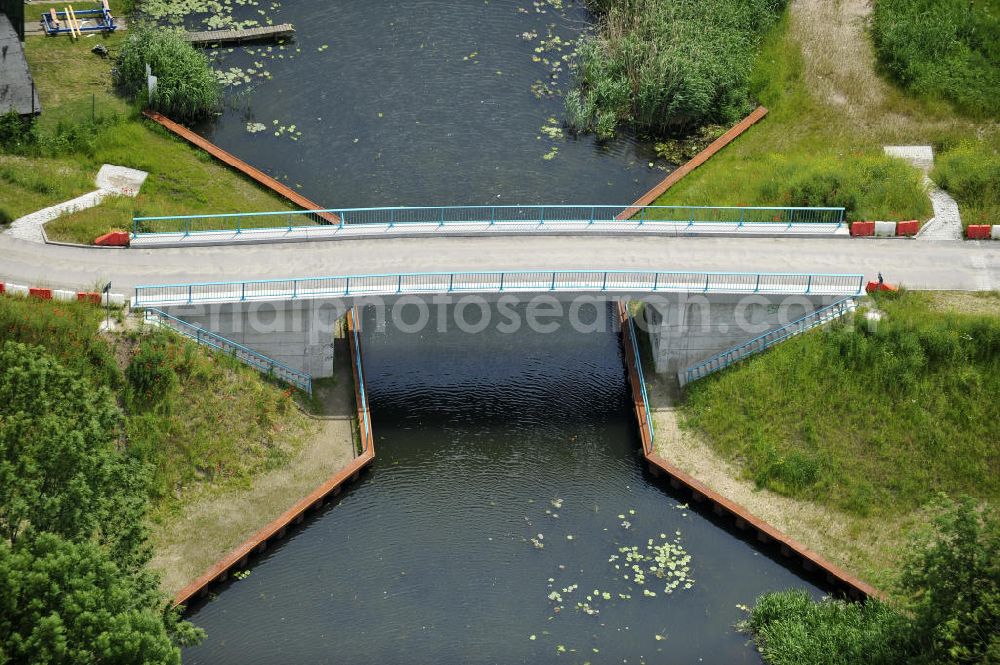 Aerial photograph Genthin - Blick auf die Hagenbrücke B25. Die Brücke überführt den Altenplathower Altkanal bei km 1,670 und ist die einzige Verbindung zur Kanalinsel. Ein Projekt des WSV: Wasserstraßen-Neubauamt Magdeburg, 39106 Magdeburg, Tel. +49(0)391 535-0, email: wna-magdeburg@wsv.bund.de The bridge Hagenbrücke over the Altenplathower Old Canal.