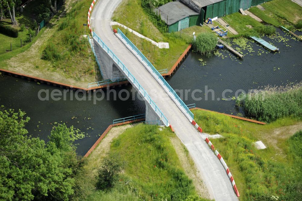 Genthin from above - Blick auf die Hagenbrücke B25. Die Brücke überführt den Altenplathower Altkanal bei km 1,670 und ist die einzige Verbindung zur Kanalinsel. Ein Projekt des WSV: Wasserstraßen-Neubauamt Magdeburg, 39106 Magdeburg, Tel. +49(0)391 535-0, email: wna-magdeburg@wsv.bund.de The bridge Hagenbrücke over the Altenplathower Old Canal.