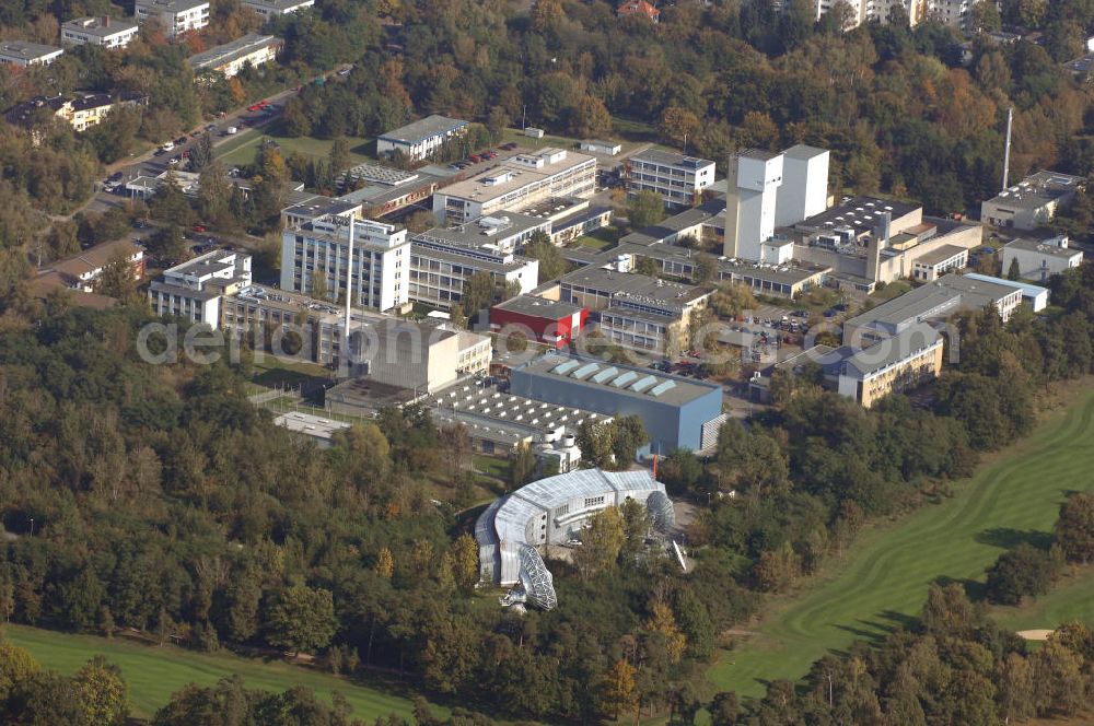 Aerial image Berlin - Blick auf das naturwissenschaftliche Forschungszentrum dem Hauptsitz vom Hahn-Meitner-Institut (HMI) in Berlin-Wannsee. Im Mittelpunkt steht die Erforschung neuer Materialien und komplexer Materialsysteme. Kontakt: Glienicker Straße 100, 14109 Berlin, Tel. 030 8062-0, Fax 030 8062-2181, E-Mail: info@hmi.de,