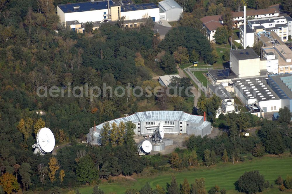 Aerial photograph Berlin - Blick auf das naturwissenschaftliche Forschungszentrum dem Hauptsitz vom Hahn-Meitner-Institut (HMI) in Berlin-Wannsee. Im Mittelpunkt steht die Erforschung neuer Materialien und komplexer Materialsysteme. Kontakt: Glienicker Straße 100, 14109 Berlin, Tel. 030 8062-0, Fax 030 8062-2181, E-Mail: info@hmi.de,