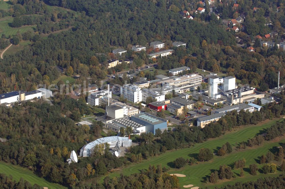 Berlin from above - Blick auf das naturwissenschaftliche Forschungszentrum dem Hauptsitz vom Hahn-Meitner-Institut (HMI) in Berlin-Wannsee. Im Mittelpunkt steht die Erforschung neuer Materialien und komplexer Materialsysteme. Kontakt: Glienicker Straße 100, 14109 Berlin, Tel. 030 8062-0, Fax 030 8062-2181, E-Mail: info@hmi.de,