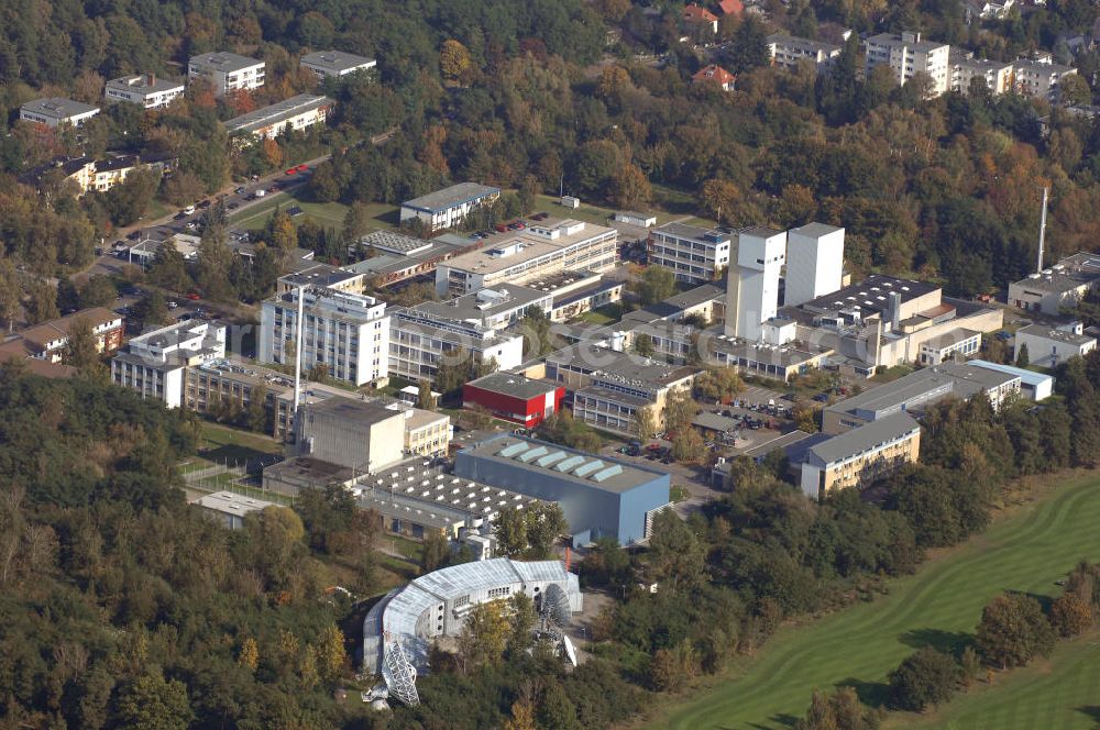 Berlin from the bird's eye view: Blick auf das naturwissenschaftliche Forschungszentrum dem Hauptsitz vom Hahn-Meitner-Institut (HMI) in Berlin-Wannsee. Im Mittelpunkt steht die Erforschung neuer Materialien und komplexer Materialsysteme. Kontakt: Glienicker Straße 100, 14109 Berlin, Tel. 030 8062-0, Fax 030 8062-2181, E-Mail: info@hmi.de,