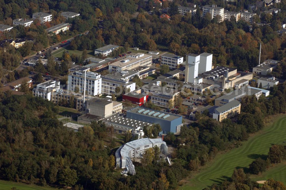 Aerial image Berlin - Blick auf das naturwissenschaftliche Forschungszentrum dem Hauptsitz vom Hahn-Meitner-Institut (HMI) in Berlin-Wannsee. Im Mittelpunkt steht die Erforschung neuer Materialien und komplexer Materialsysteme. Kontakt: Glienicker Straße 100, 14109 Berlin, Tel. 030 8062-0, Fax 030 8062-2181, E-Mail: info@hmi.de,