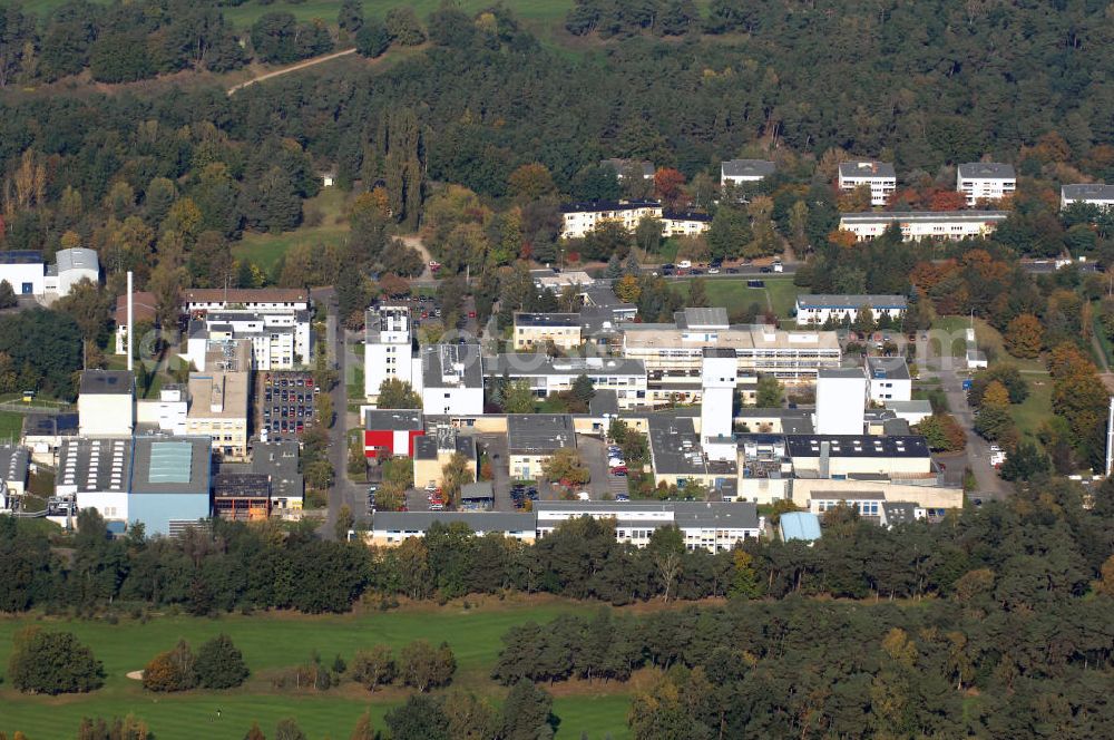 Aerial photograph Berlin - Blick auf das naturwissenschaftliche Forschungszentrum dem Hauptsitz vom Hahn-Meitner-Institut (HMI) in Berlin-Wannsee. Im Mittelpunkt steht die Erforschung neuer Materialien und komplexer Materialsysteme. Kontakt: Glienicker Straße 100, 14109 Berlin, Tel. 030 8062-0, Fax 030 8062-2181, E-Mail: info@hmi.de,