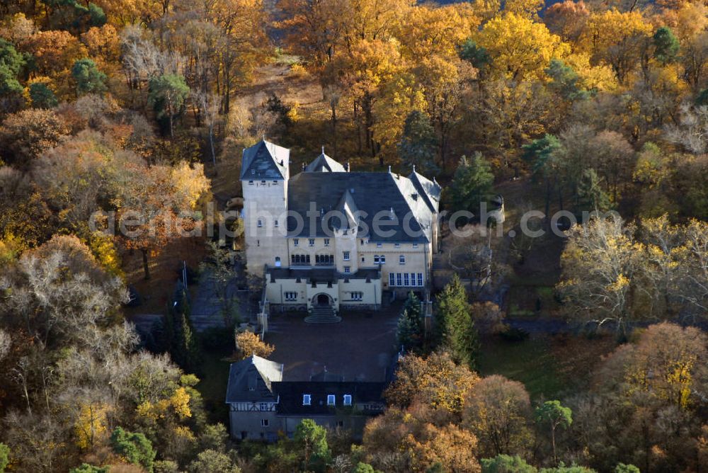 Aerial photograph Kleinmachnow - Blick auf die Hakeburg in Kleinmachnow. Die Hakeburg ist ein großes burgähnliches Landhaus. Die Burg entstand Mitte des 14 Jh. auf den Resten einer Askanier-Festung als Zollhaus. Die neue Hakeburg wurde von 1906-1908 erbaut. Während diese 1937 aus angeblicher Geldnot an das Reichspostministerium verkauft wurde, hat die erste Burg den Zweiten Weltkrieg nicht überstanden. Wilhelm Ohnesorg ließ die Burg umbauen. Nach dem Krieg enbrannte heftiger Streit zwischen Berlin und Kleinmachnow um die Nutzung der Hakeburg. Aber das Gelände wurde Parteischulkombinat. Nachdem der Joliot-Curie-Klub, eine Art Kultur- und Bildungsverein, umzog, wurde die Burg Bezirksschule des ZK. Ab 1980 diente sie als Gästehaus für hohe Politprominenz. 1995 übernahm erst die Telekom das Gelände, musste jedoch an die Alteigentümer Throtha-Heinrichs-Pürschel zurückübertragen. Seit 1999 beansprucht Sealand ein 99-jähriges Pachtrecht für das Gelände. Das Fürstentum Sealand ist ein von Deutschland völkerrechtlich nicht anerkannter Mikrostaat von 0,004 qkm vor der Küste Englands. Von Hake ist der Name dreier Adelsgeschlechter die vermutlich die selben Wurzeln haben. Kontakt: Amadeus events GmbH, c/o Radickestr. 76, 12489 Berlin, Tel.: 03320370600, info@hakeburg.com,