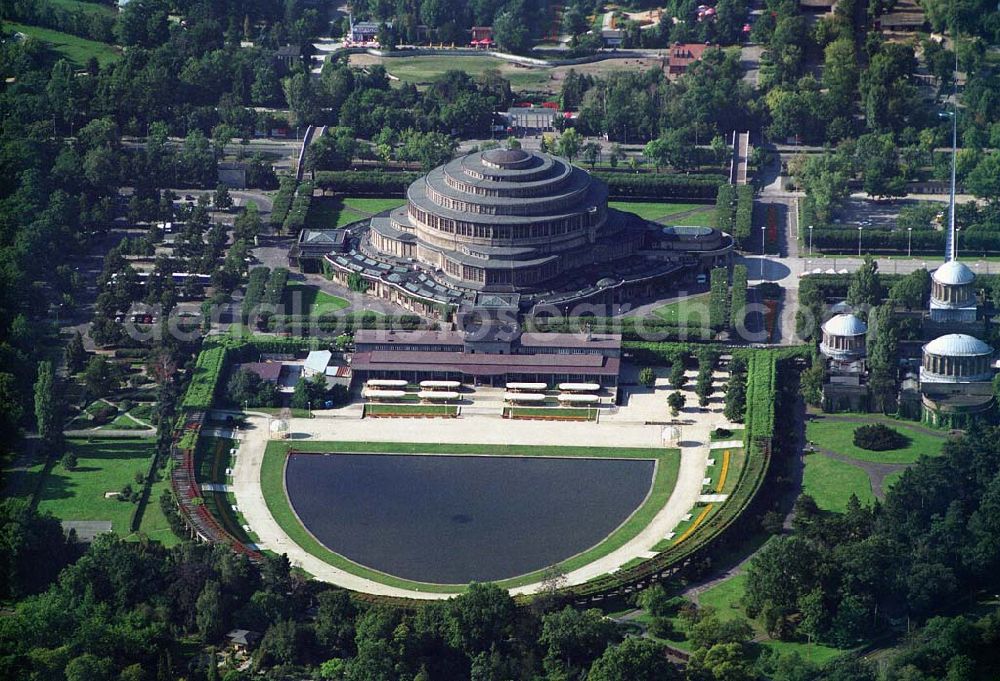 Aerial photograph Wroclaw (Polen) - Blick auf die Hala Ludowa (Volkshalle, früher Jahrhunderthalle) im Szczytnicki Park in Wroclaw.