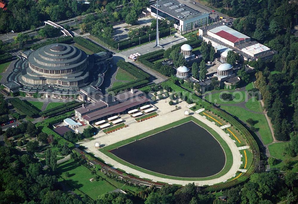 Wroclaw (Polen) from the bird's eye view: Blick auf die Hala Ludowa (Volkshalle, früher Jahrhunderthalle) im Szczytnicki Park in Wroclaw.