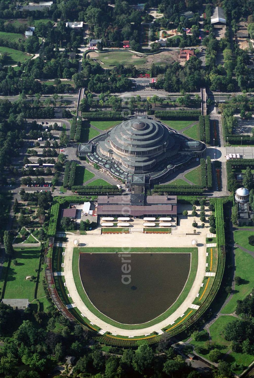 Aerial image Wroclaw (Polen) - Blick auf die Hala Ludowa (Volkshalle, früher Jahrhunderthalle) im Szczytnicki Park in Wroclaw.