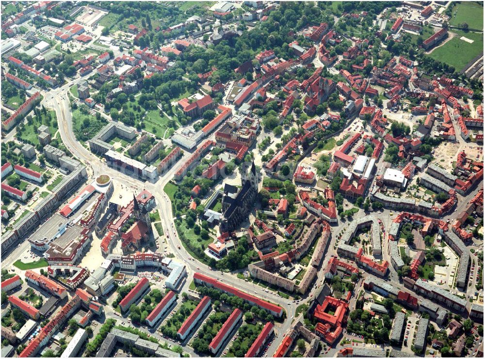 Aerial photograph Halberstadt - Halberstädter Dom im Stadtzentrum mit der von HOCHTIEF errichteten Rathauspassage.