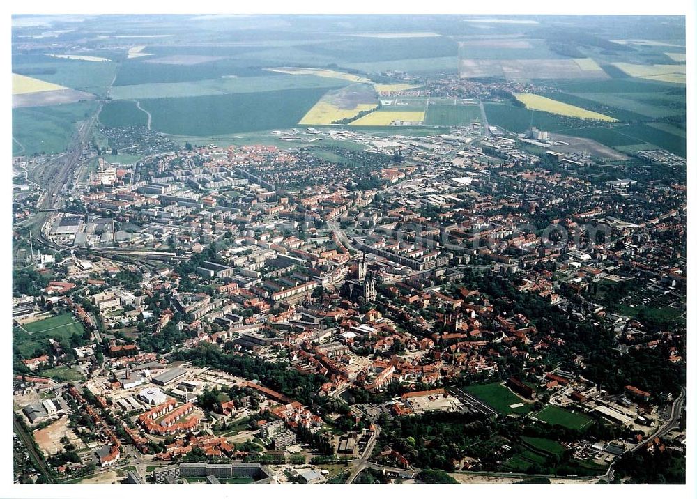 Halberstadt from above - Halberstädter Dom im Stadtzentrum mit der von HOCHTIEF errichteten Rathauspassage.