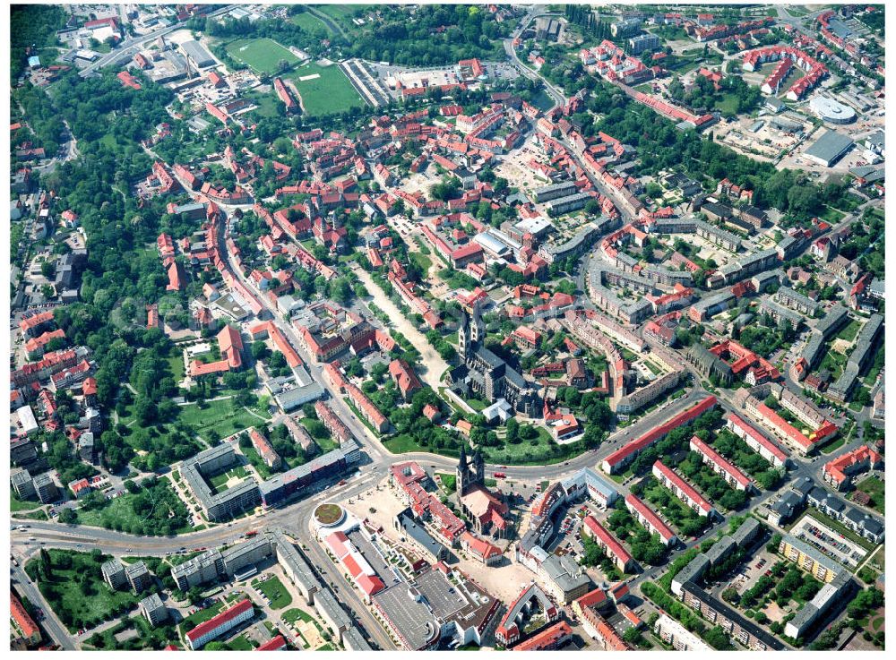 Halberstadt from the bird's eye view: Halberstädter Dom im Stadtzentrum mit der von HOCHTIEF errichteten Rathauspassage.