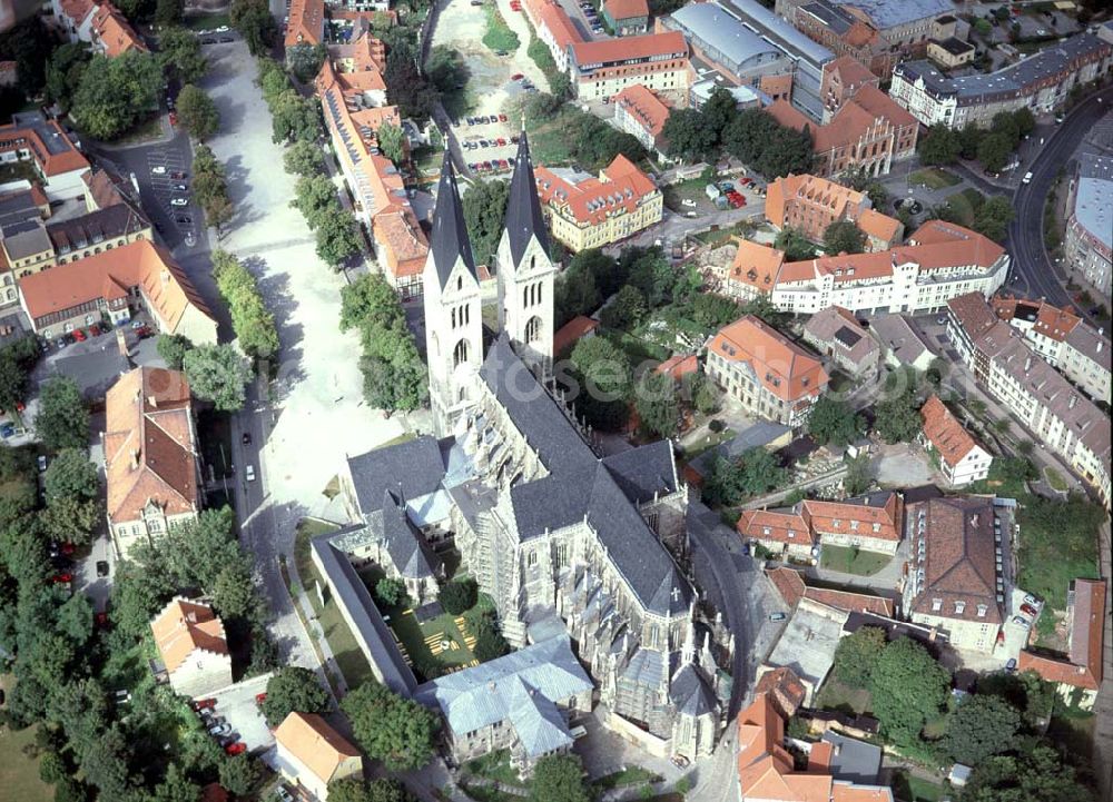 Halberstadt from the bird's eye view: Halberstädter Dom im Stadtzentrum.