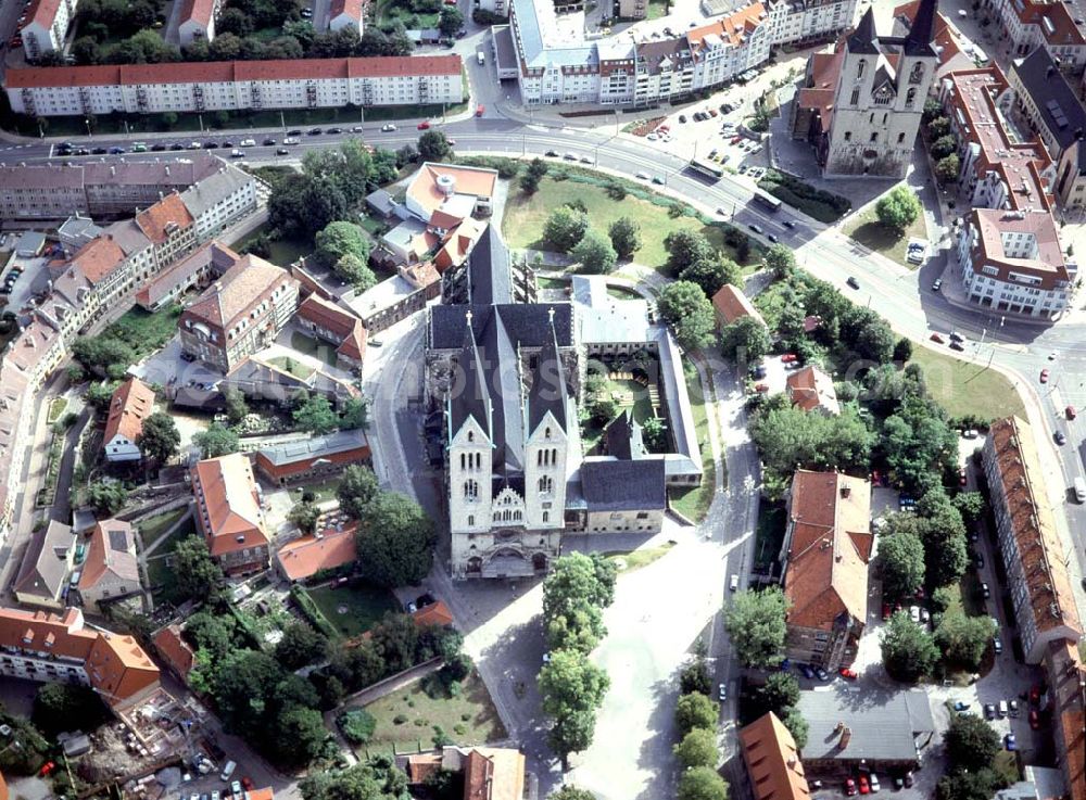 Halberstadt from the bird's eye view: Halberstädter Dom im Stadtzentrum.