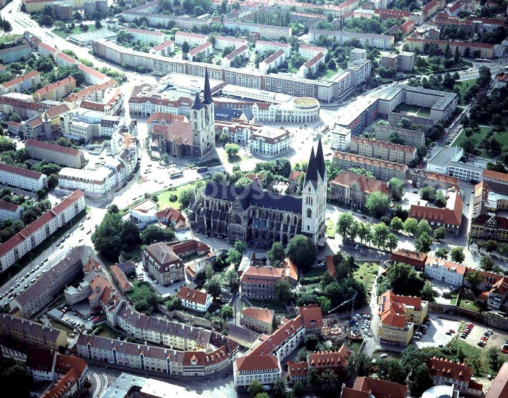 Halberstadt from above - Halberstädter Dom im Stadtzentrum mit der von HOCHTIEF errichteten Rathauspassage.