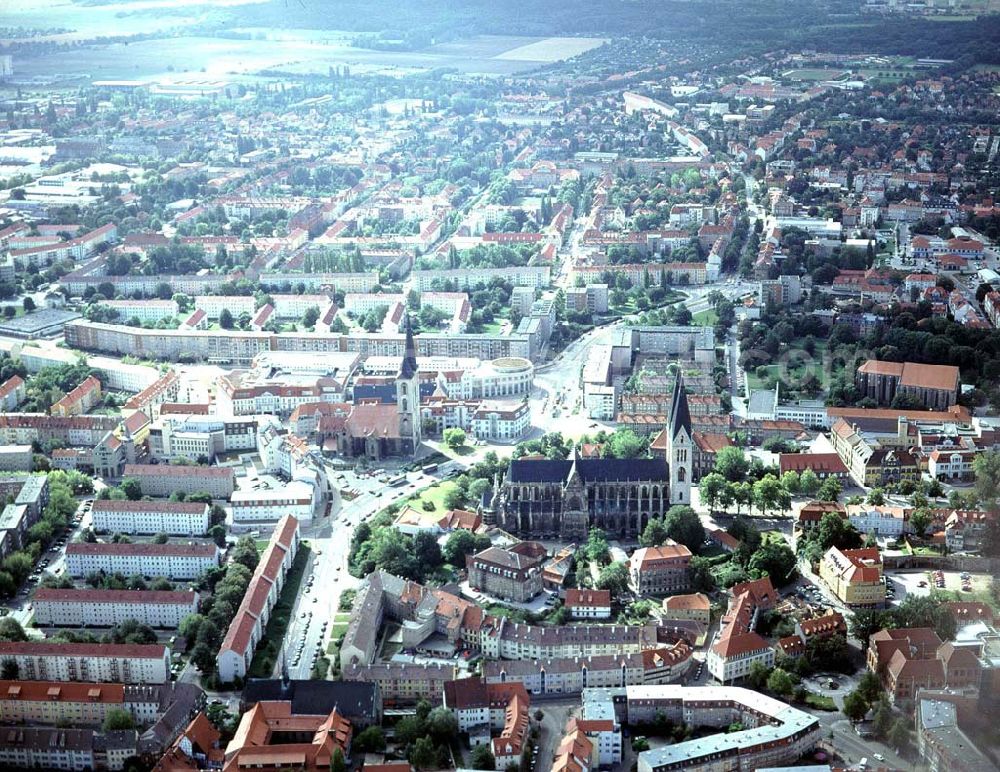 Halberstadt from the bird's eye view: Halberstädter Dom im Stadtzentrum mit der von HOCHTIEF errichteten Rathauspassage.