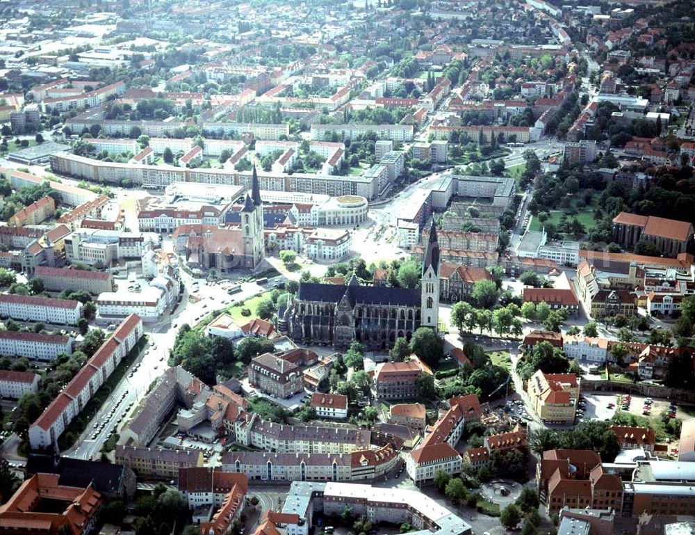 Aerial image Halberstadt - Halberstädter Dom im Stadtzentrum mit der von HOCHTIEF errichteten Rathauspassage.