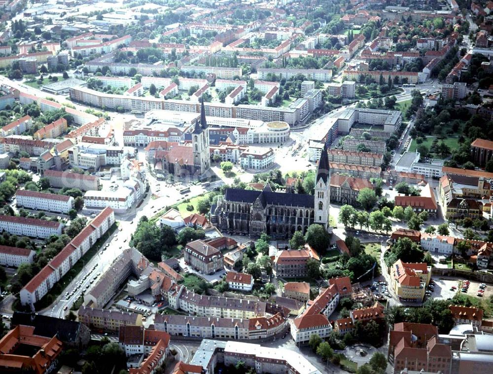 Aerial photograph Halberstadt - Halberstädter Dom im Stadtzentrum mit der von HOCHTIEF errichteten Rathauspassage.