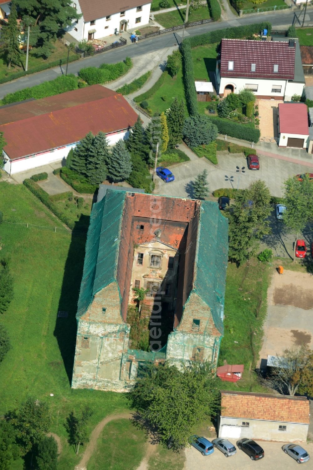 Aerial photograph Langenleuba-Niederhain - Halbes Schloss Castle in the village centre of Langenleuba-Niederhain in the state of Thuringia. The historic building is being renovated