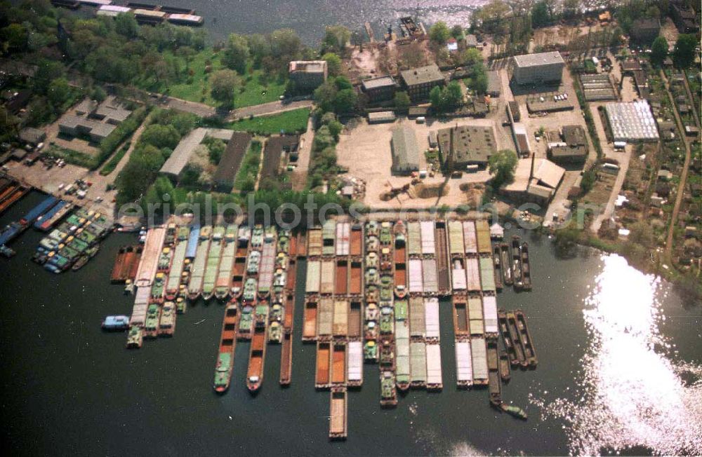 Berlin / Halbinsel Alt Stralau from the bird's eye view: Halbinsel Alt-Stralau / abgestellte DDR- Binnenschiffe