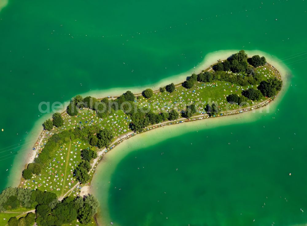 Aerial image Unterföhring - Peninsula in Lake Feringasee in Unterfoehring in the state of Bavaria. The lake was created as an artificial lake through mining of gravel for the construction of motorways. Since then, it has become a beloved swimming and leisure area. An official naturism area is located on the peninsula as well as different areas for sun bathing