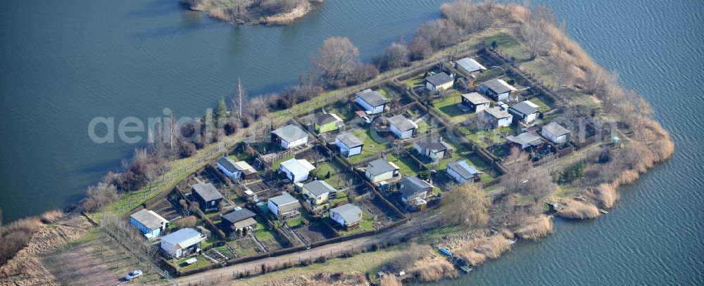 Rattmannsdorf from the bird's eye view: 09/03/2012 RATTMANNSDORF view of the peninsula with small garden on the lake in Rattmannsdorf