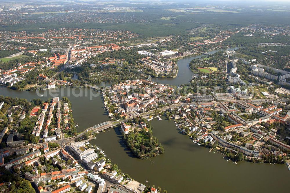 Berlin from the bird's eye view: Blick auf die Halbinsel der Köpenicker Altstadt im Bereich der Oberspreestrasse, Müggelheimer Strasse, Dammbrücke entlang der Dahme.