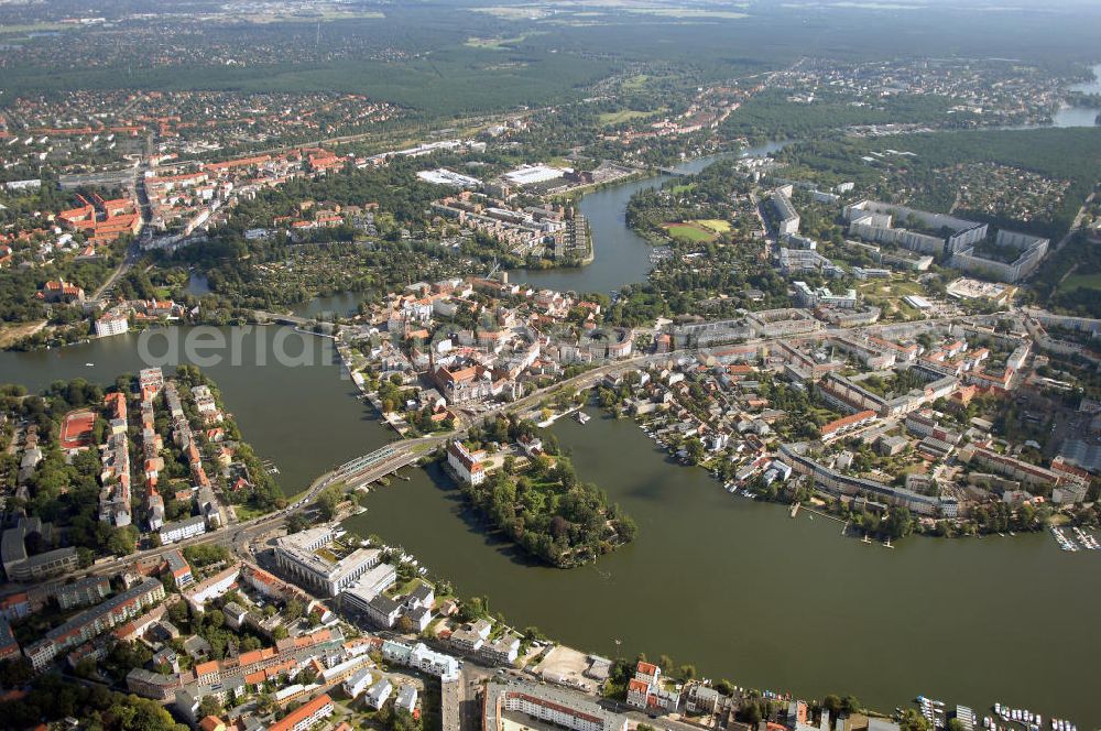 Aerial image Berlin - Blick auf die Halbinsel der Köpenicker Altstadt im Bereich der Oberspreestrasse, Müggelheimer Strasse, Dammbrücke entlang der Dahme.