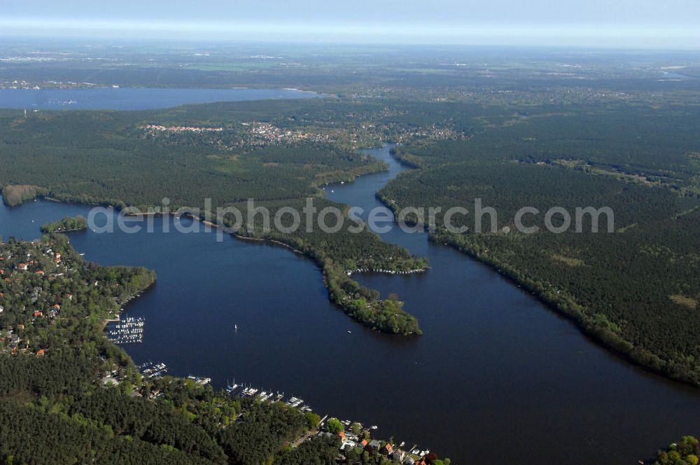 Aerial photograph Berlin - Blick auf die Halbinsel Krampenburg an den zwei Seen, Langer See und Große Krampe. Links Anlegestellen in Karolinenhof Hintergrund der Stadtteil Müggelheim mit Müggelsee.