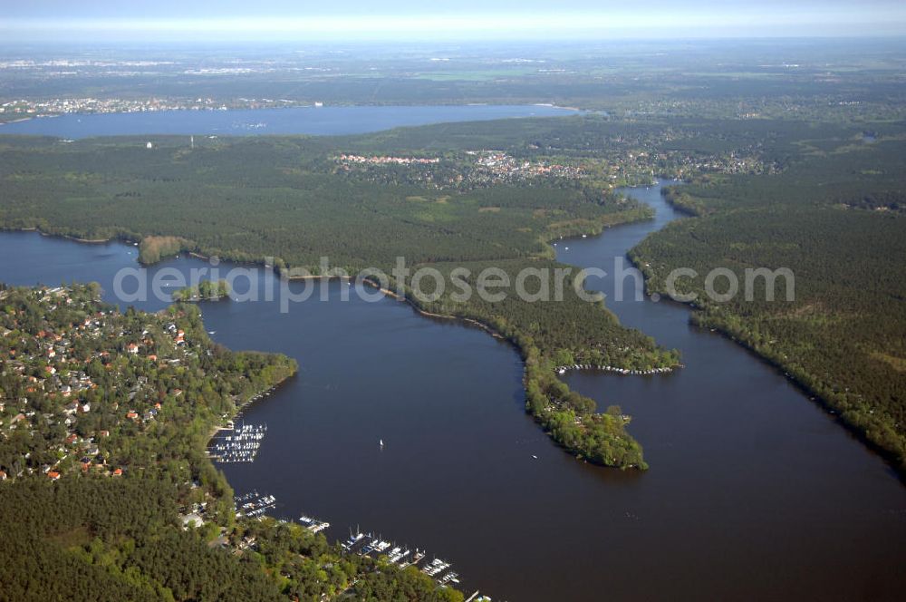 Berlin from above - Blick auf die Halbinsel Krampenburg an den zwei Seen, Langer See und Große Krampe. Links Anlegestellen in Karolinenhof Hintergrund der Stadtteil Müggelheim mit Müggelsee.