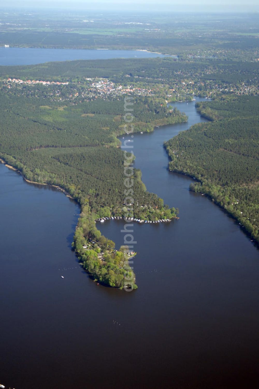 Berlin from the bird's eye view: Blick auf die Halbinsel Krampenburg an den zwei Seen, Langer See und Große Krampe. Im Hintergrund der Stadtteil Müggelheim mit Müggelsee.