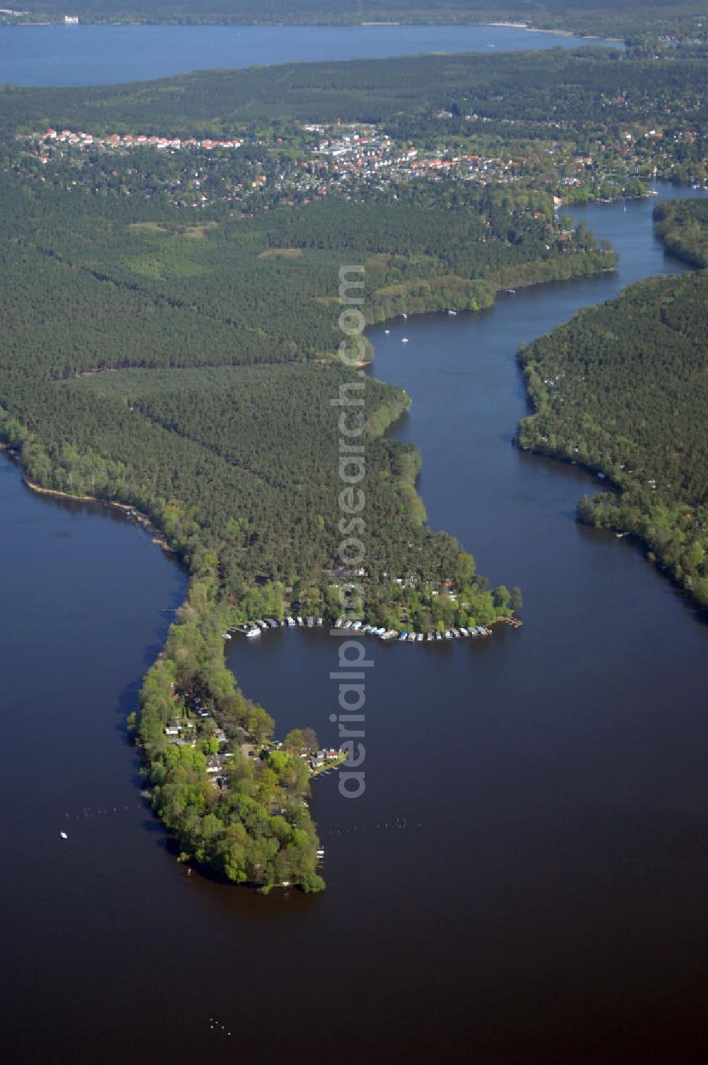 Aerial image Berlin - Blick auf die Halbinsel Krampenburg an den zwei Seen, Langer See und Große Krampe. Im Hintergrund der Stadtteil Müggelheim mit Müggelsee.